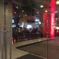 入り口横にセクシーなHooter'sがある