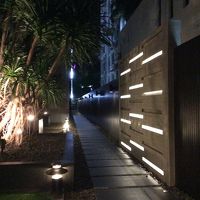 ここをまっすぐ進めばソイ17の裏口です。