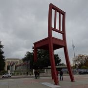 国連の前にある大きな椅子