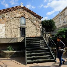 小さな教会だというのがこの画像でよく分かると思います。