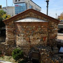 路上から見下ろした聖ペトカ教会背面。遠景の柱はソフィア像。