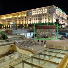 夜に見たセルディカの遺跡（手前）と聖ペトカ教会（緑の四角内）