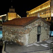 夜には、周辺のライトアップの照り返しでいい雰囲気になります。