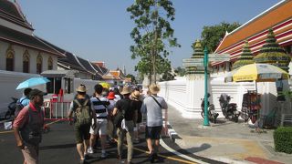 大型バスが横付けされていた