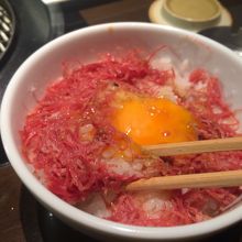 焼肉と一緒にいただいたローストビーフ丼小。シンプルにおいしい