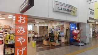 豊橋駅の改札のすぐ横
