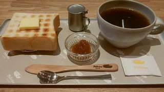 ペリカンのパンが楽しめるカフェ