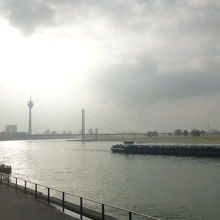 ラインタワーとクニー橋