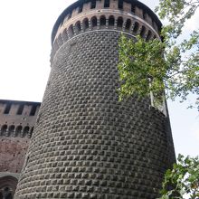 堂々たる隅櫓（町に向かって２つの円形の櫓がそびえています）