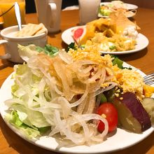 大盛りのサラダ