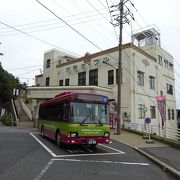 ケーブル駅からロープウェイ駅まで、観光施設を巡ります