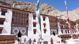 岸壁にそびえ立つ様は圧巻！