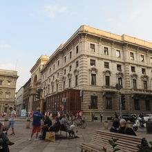 スカラ座広場前の道路とスカラ座側の広場