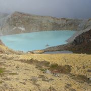 エメラルドグリーンの「白根山 湯釜」