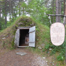 これは氷貯蔵庫で、夏季には冷蔵庫として使用されています。