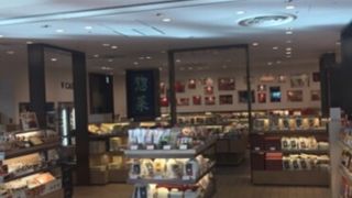 出発ロビーのお土産屋