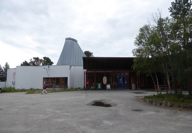 サーメ紹介映像や各種土産物も売られているサーメ博物館