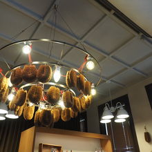 店員さんに勧められて撮ったたわしシャンデリア