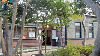 自然の起伏を利用した広い庭と洒落た建物が保存されています。