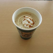 キャラメルラテ４００円。些か割高・・・。