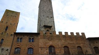 ロニョーザの塔を持つ