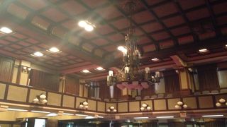 中のホールは歴史的風格