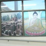 空港内にはお経が流れ、お釈迦様の絵画で溢れています。