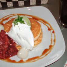 抹茶白玉あずきのパンケーキとコーヒー