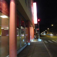 朝、出発時に撮影したホテルの一部。7時だというのにこの暗さ。