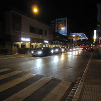 通勤の車が増えてきた。明るい建物はコンベンションセンター。