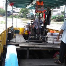 エンジンむき出しで音が凄い。