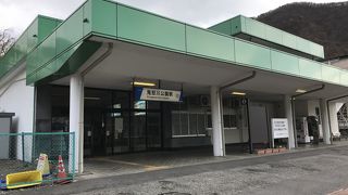特急停車駅であるがひっそりとしている駅