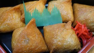 半分はそばの稲荷寿司ににしてくれました