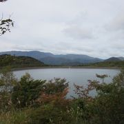 沼原湿原散策のベース、人造湖沼原湖も望めます