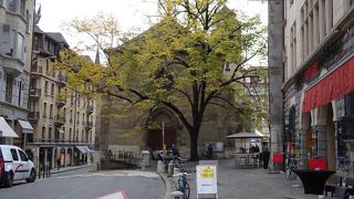 素敵な教会のある広場