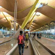 到着後人の流れに沿って行くと、動く歩道が。そのまま進み