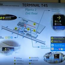 突き当りを左折するとこの案内版が。その先を行くと