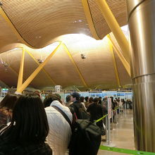 入国審査場です。案内看板の裏側にあります。