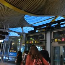 入国審査場出て直ぐにあるエレベーターかエスカレーターでB2へ