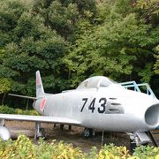 昔の戦闘機が展示してあって不思議な資料館