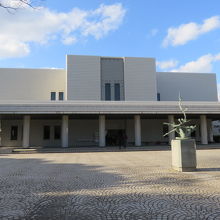 内部では撮影禁止なので、建物の写真しかない。