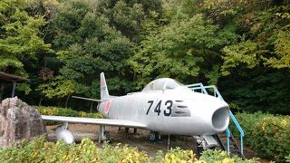 昔の戦闘機が展示してあって不思議な資料館