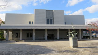 常設展示品などすべて写真禁止！地元の大家の絵も展示なし。