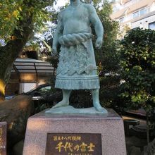 千代の富士の立像