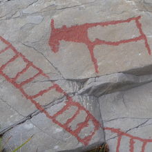 岩絵、赤色は近年の着色です