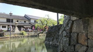 夜も昼も倉敷川を眺めるには最適の場所です。