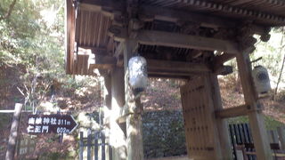 鞍馬寺参詣道、急な坂がつづら折れで続く、