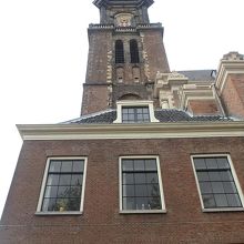 真下から塔を見上げる