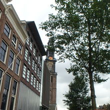 アンネの家側から塔を眺める。アンネの家の見学者の列。