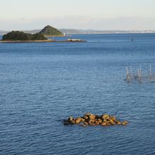 満珠、干珠が神社の丘から見える。